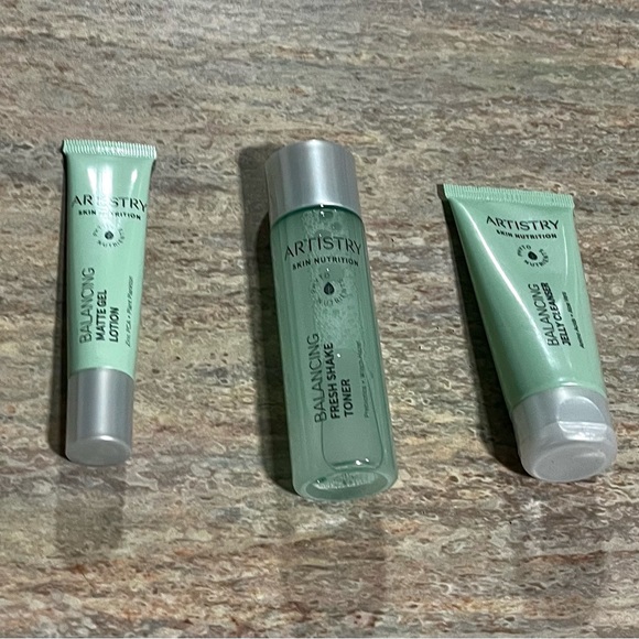 New Artistry Balancing solution mini-set with Artistry Violet crossbody bag - Picture 5 of 8